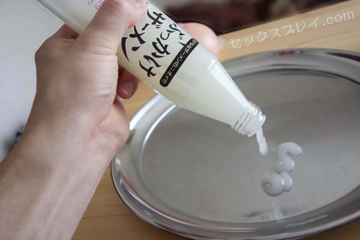 100発分！！ぶっかけザーメンローションをトレンチの上に出している様子